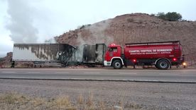 El incendio se inició en el semirremolque del camión. El incendio se inició en el semirremolque del camión.