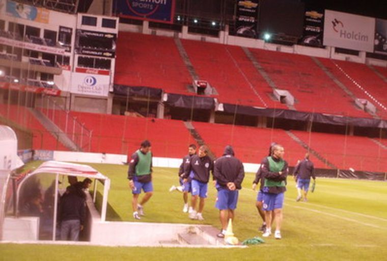El plantel reconoció el estadio. Foto: MDZ