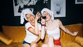 Ellas brindan con Bonarda.