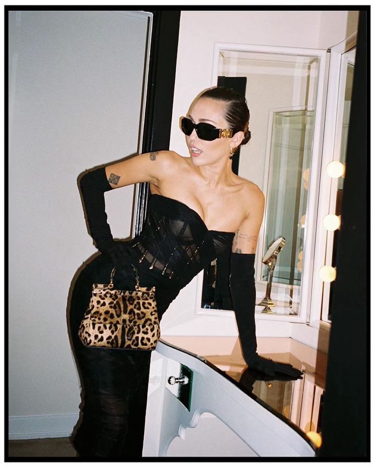 Miley Cyrus interpreta en vivo algunas de sus nuevas canciones. Foto: Miley Cyrus / Instagram