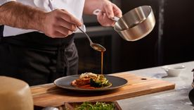 El programa capacitará a 35 personas desempleadas con la intención de que se incorporen al mercado laboral del sector gastronómico. Foto: shutterstock