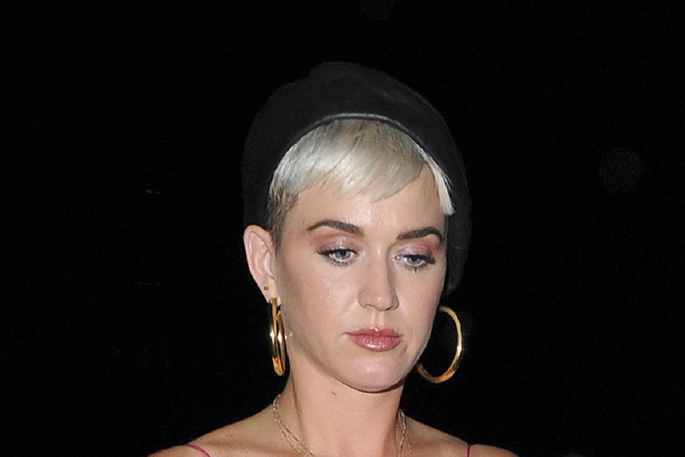 KATY PERRY SUFRIÓ LA PEOR RUPTURA DE LA HISTORIA. A LA CANTANTE LA DEJARON POR MENSAJE DE TEXTO.