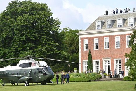 El jardín de Windfield House es uno de los más grandes de Londres y facilita el aterrizaje de helicópteros como este.