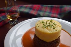 La salsa de whisky es fácil de lograr y no necesita demasiados ingredientes. Foto: The Scotch Whisky Experience - https://www.scotchwhiskyexperience.co.uk/assets/000/002/150/Scottish_haggis_and_red_tartan_large.jpg