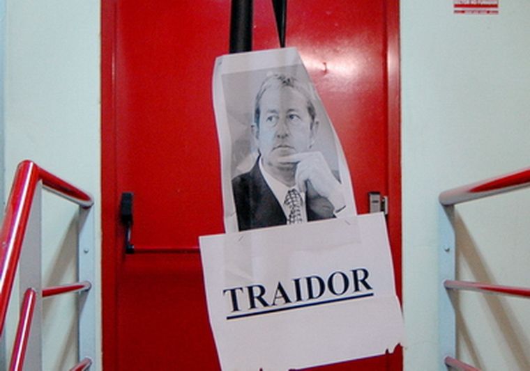 En el lugar se encontró una horca con la foto del vicepresidente Julio Cobos. Foto: NA