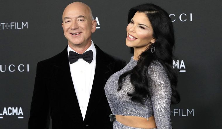 Jeff Bezos, dueño de Amazon, y su novia, la también millonaria Lauren Sánchez. Foto: Efe.