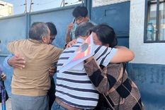 Los familiares de uno de los mineros asesinados en una mina de Pataz se abrazan a la salida de la morgue de Trujillo. Foto: BBC
