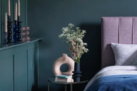 En un dormitorio azul verdoso textiles lujosos como una colcha de terciopelo azul marino le aporta profundidad y comodidad. Foto: Furniture Village