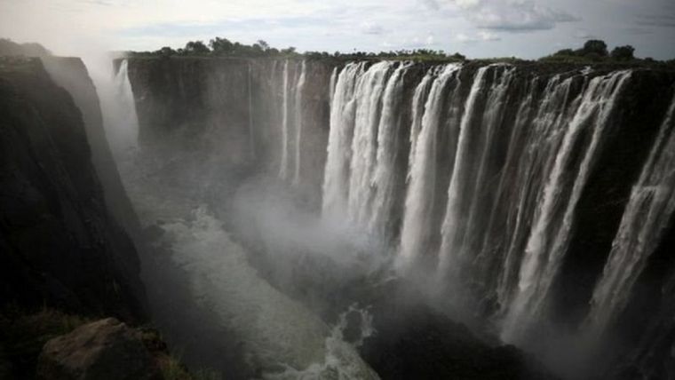 Las cataratas Victoria son una de las maravillas naturales del mundo. Foto: REUTERS
