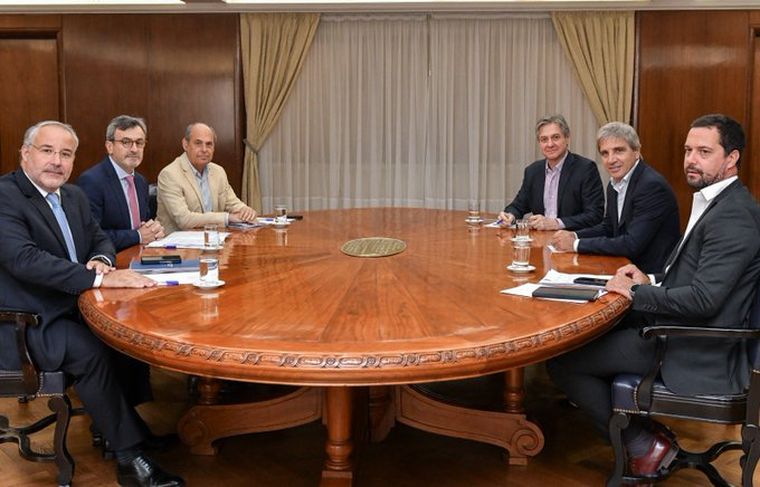 La foto de la reunión entre Luis Caputo y la UIA.