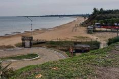 Antes de que comenzaran los incendios, las playas de Ituzaingó mostraban el nivel históricamente bajo del río debido a la sequía.