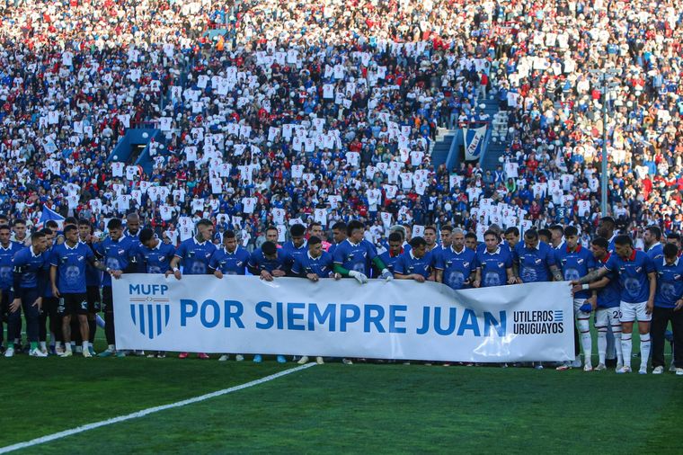 Los jugadores de Nacional y Liverpool en el homenaje a Juan Izquierdo. Foto: EFE