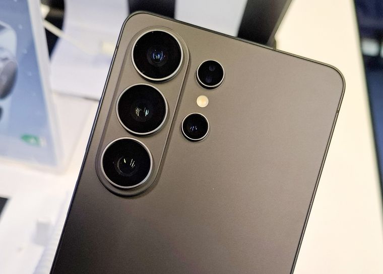 El diseño del Samsung Galaxy S26 Ultra mantiene la estética de la serie con mejoras en la durabilidad. El diseño del Samsung Galaxy S26 Ultra mantiene la estética de la serie con mejoras en la durabilidad.