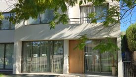 El jardín privado del artista cuenta con la única piscina autorizada en todo el complejo residencial.