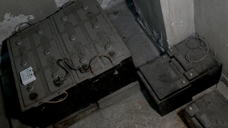 En la sala de interrogadorios todavía están las baterías que alimentaban la picana eléctrica.