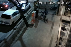 Las cámaras de seguridad del local captaron la breve secuencia Las cámaras de seguridad del local captaron la breve secuencia