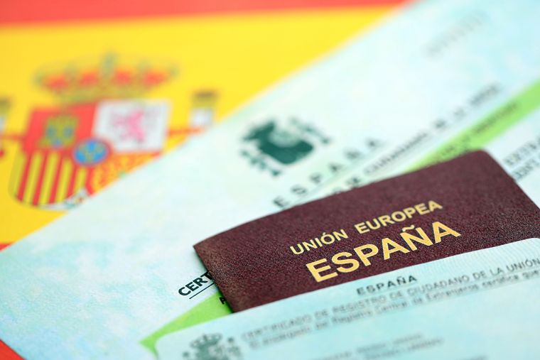 España avanza con un real decreto para regularizar a inmigrantes sin papeles que ya viven en el país.