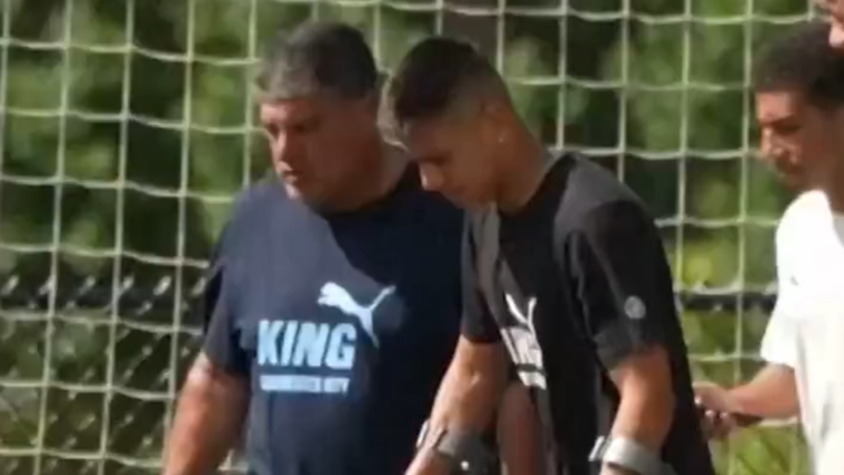 El Diablito Echeverri, con muletas en el entrenamiento del Manchester City.