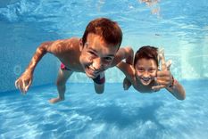 por que no conviene abrir los ojos debajo del agua