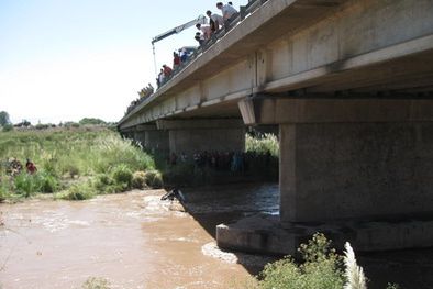 MDZol | Así sacaron la camioneta del río.
