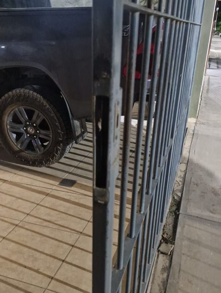 Uno de los portones violentados por los ladrones en los barrios Inka 1 y 2. Uno de los portones violentados por los ladrones en los barrios Inka 1 y 2.