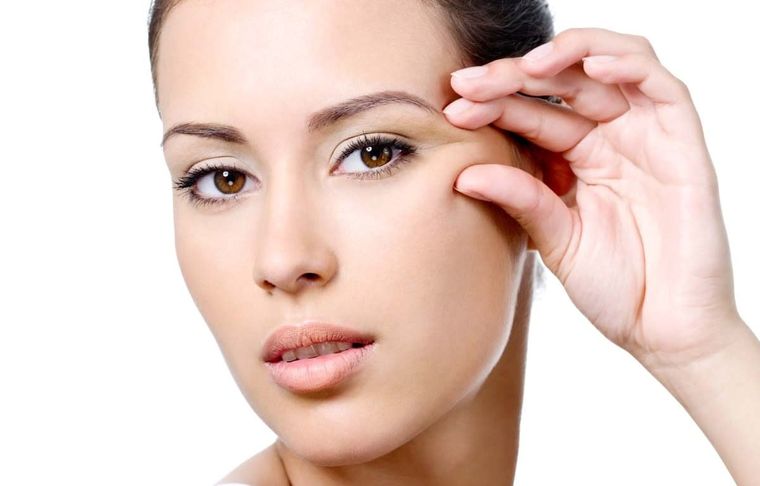 ¿Buscas rejuvenecer tu rostro? estos son los pasos que debes de seguir para cuidar el contorno de tus ojos