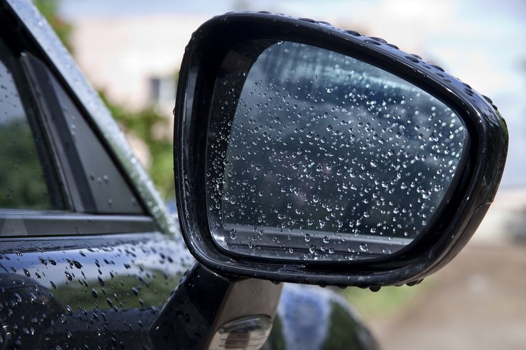 Espejo retrovisor El espejo retrovisor es fundamental para poder ver lo que está detrás del coche Foto: SHUTTERSTOCK