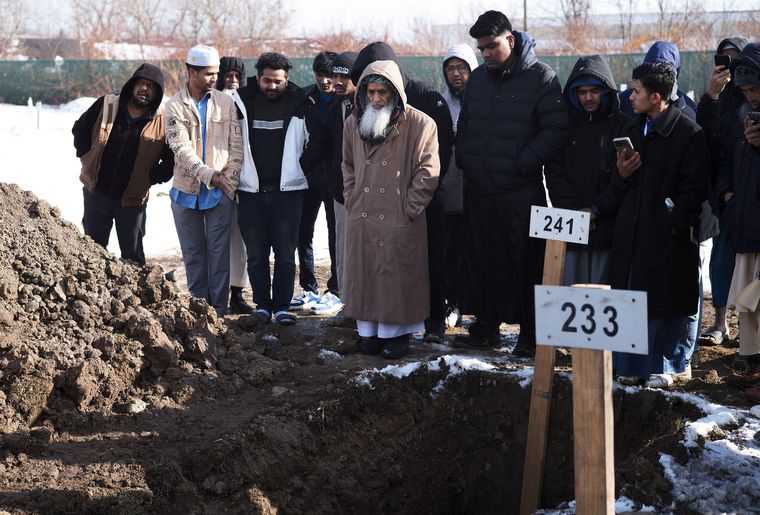 El hombre fue enterrado y las autoridades señalan que se encuentran investigando lo ocurrido.