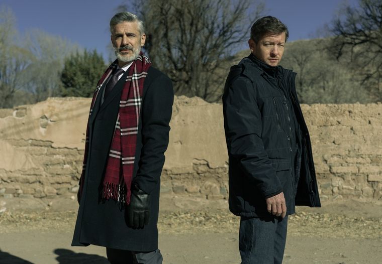Con locaciones en el norte argentino, la miniserie de Netflix narra tensiones entre decisiones gubernamentales y dilemas privados.