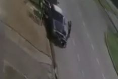 video: una mujer se enojo con su ex y le rompio el parabrisas del auto