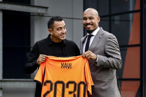 Nigel de Jong presentó a Xavi como el nuevo DT de la Selección de Países Bajos. Nigel de Jong presentó a Xavi como el nuevo DT de la Selección de Países Bajos.