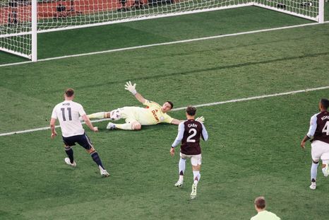 El Dibu Martínez clasificó con Aston Villa a la final de la Europa League. El Dibu Martínez clasificó con Aston Villa a la final de la Europa League.