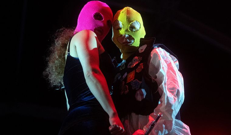 El grupo Pussy Riot de Rusia actúa durante un concierto punk en Barcelona. Foto Dpa El grupo Pussy Riot de Rusia actúa durante un concierto punk en Barcelona. Foto Dpa