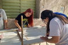 Voluntarios ayudan a reparar el frente del merendero para resguardar a los niños del frío. Foto: Gentileza