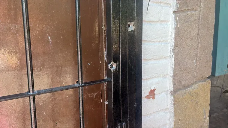 Los impactos de bala en la casa de la familia Landi Rodríguez. Los impactos de bala en la casa de la familia Landi Rodríguez.
