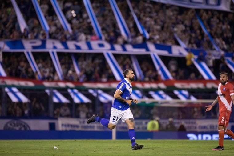 El Oso no se demoró en convertir en su vuelta a Liniers. Foto: Vélez Sarsfield