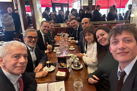 Distinto tiempos... Las sonrisas desaparecieron y los humores cambiaron. En ese mismo café, hoy, estuvieron los periodistas acreditados y echados de la Rosada&nbsp;