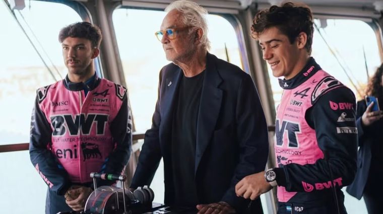 Franco Colapinto, junto a Briatore y Gasly, desea que el A526 de Alpine traiga muchas alegrías.&nbsp;