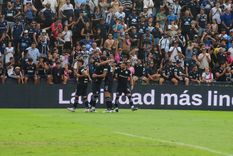 Todos los abrazos todos son para Fabrizio Sartori, el autor del doblete que le permitió a la Lepra dar vuelta el partido ante el Rojo. Todos los abrazos todos son para Fabrizio Sartori, el autor del doblete que le permitió a la Lepra dar vuelta el partido ante el Rojo.