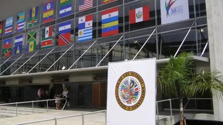 Durante más de veinte años, la Organización de los Estados Americanos (OEA) modificó progresivamente el eje de sus debates.