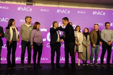 El abrazo inesperado y oportuno entre Cornejo y Petri. Foto: ALF PONCE MERCADO / MDZ