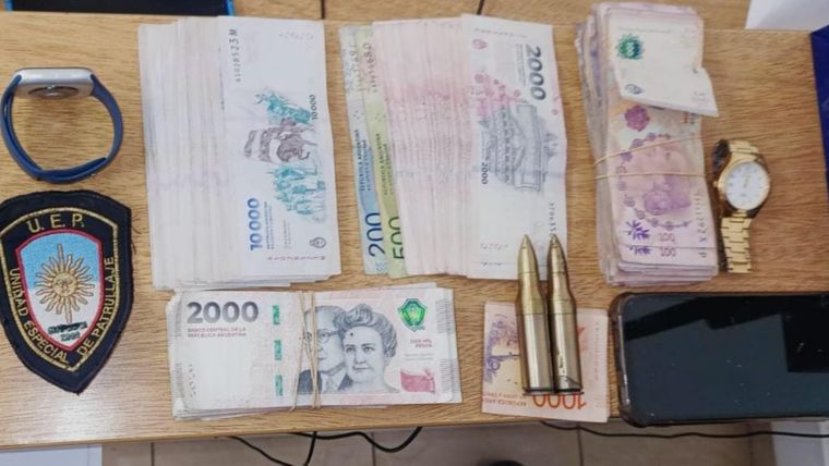 El dinero y otros elementos incautados a los sospechosos del robo en Maipú. 