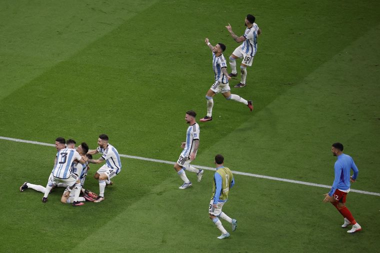 El grito desaforado de los jugadores argentinos, que cargaron a los de Países Bajos cuando Martínez metió el último penal, Foto: EFE