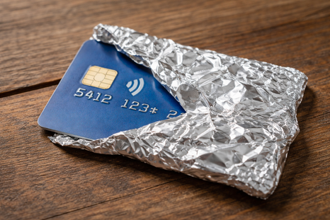 Las tarjetas con pagos sin contacto usan radiofrecuencia, y por eso algunas personas optan por cubrirlas con papel aluminio cuando las llevan en la billetera. Las tarjetas con pagos sin contacto usan radiofrecuencia, y por eso algunas personas optan por cubrirlas con papel aluminio cuando las llevan en la billetera.