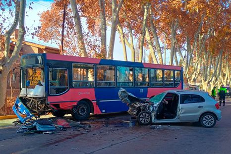 fuerte choque entre un auto y un colectivo en lujan: asi quedaron los vehiculos fuerte choque entre un auto y un colectivo en lujan: asi quedaron los vehiculos