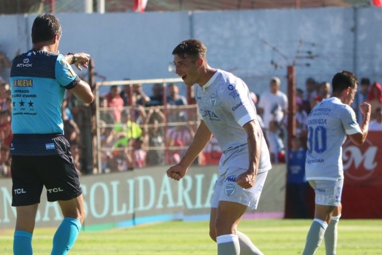 El VAR dijo que sí y Godoy Cruz ganó en su debut ante Barracas Central.