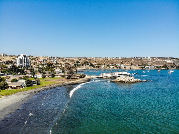 Gracias a su pendiente suave, esta playa permite caminar varios metros dentro del agua sin que cubra de inmediato. &nbsp;