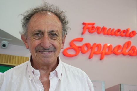 Luis Soppelsa cuenta que a punto de cumplir 100 años, la marca sigue apostando al helado artesanal y al legado familiar en la provincia. Luis Soppelsa cuenta que a punto de cumplir 100 años, la marca sigue apostando al helado artesanal y al legado familiar en la provincia.