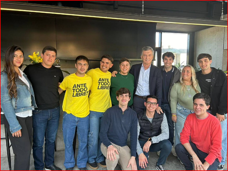 Mauricio Macri junto a los estudiantes universitarios Foto: Instagram