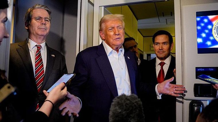 Donald Trump acompañado del secretario del Tesoro, Scott Bessent, y del secretario de Estado, Marco Rubio.